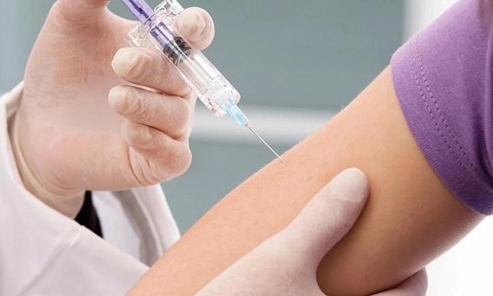 ΗΠΑ: Καθησυχαστικοί οι ειδικοί για τα εμβόλια των Pfizer & Moderna